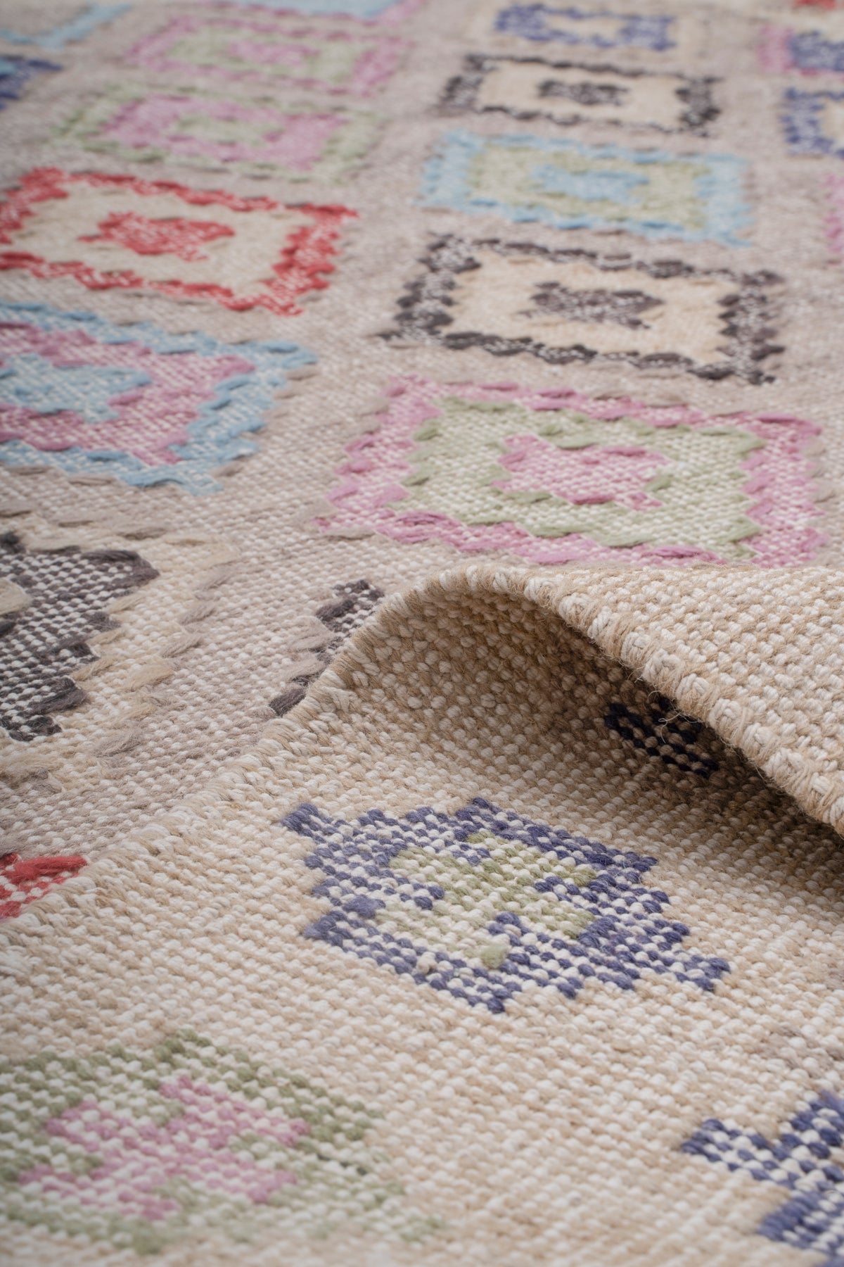 Pastel Geometric Kilim Wool Durrie Rug – Handwoven Ivory Multicolor Carpet