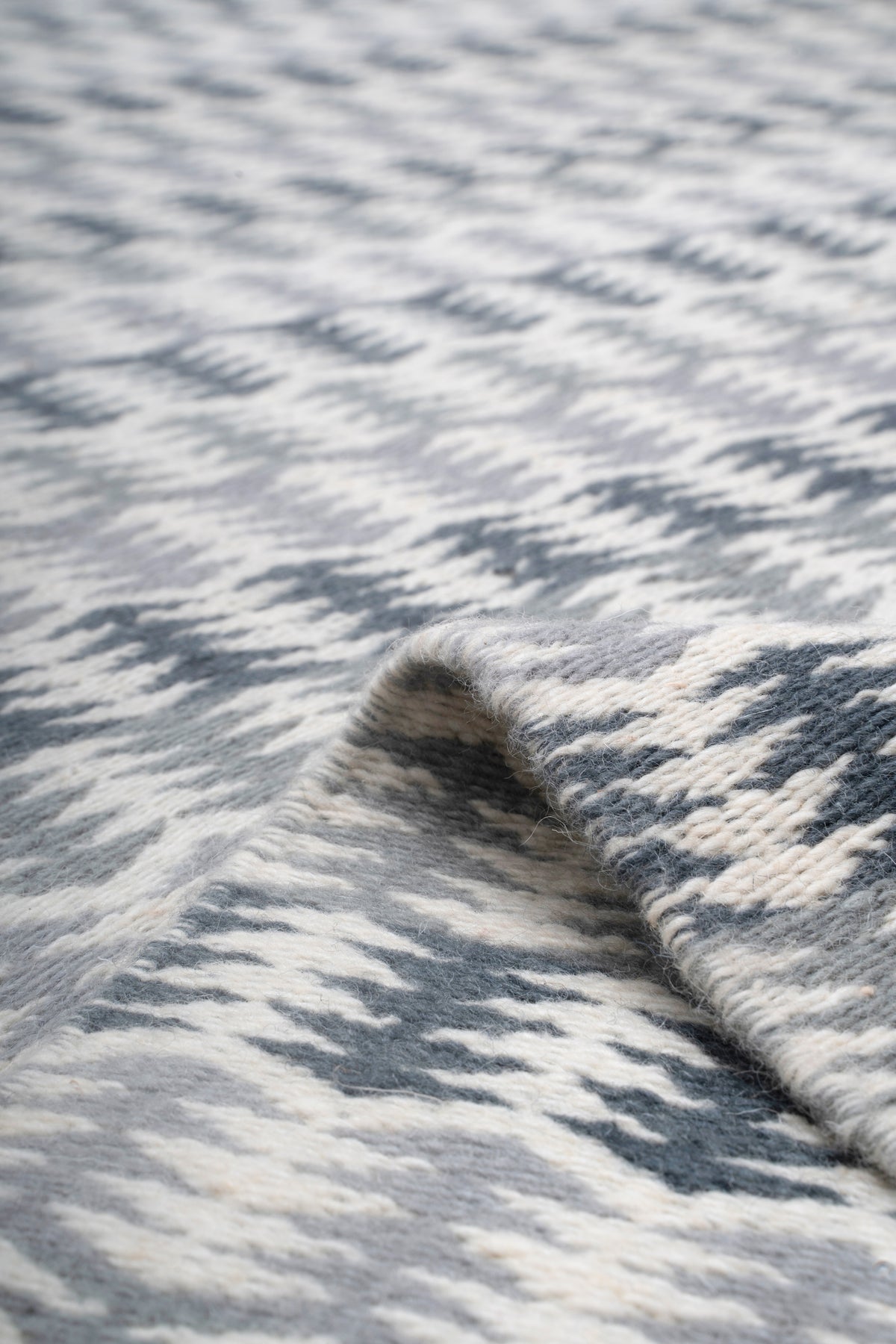 Scandinavian Grey Geometric Wool Durrie Rug – Handwoven Ivory Kilim Carpet