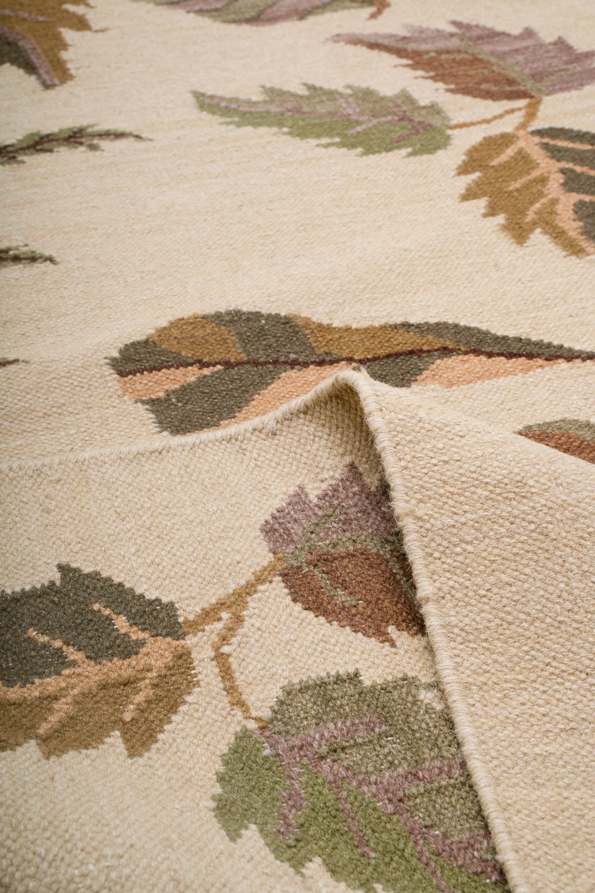 Handwoven Wool Kilim Rug – Botanical Leaf Pattern Beige Area Rug with Fringed Edges
