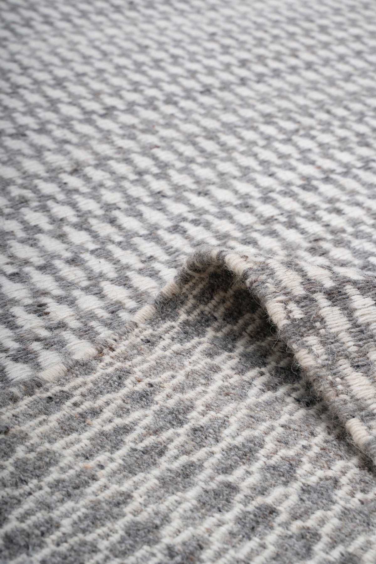 Hand-Woven Wool Flatweave Area Rug – Grey & Off-White Micro Geometric Pattern Rug